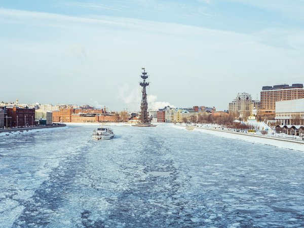 Quelle croisière propose des excursions pour observer les ours polaires dans l'Arctique?